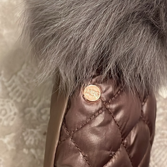 Brand New UGG Quilted All Weather Touchscreen Mittens Leather Palm Real Fur Cuff - Picture 4 of 16
